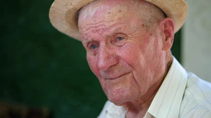很有感情的老人肖像。戴着白帽子的祖父悲伤而沮丧。肖像: 老年人，老年人，孤独，老年人。一个沉思的老人