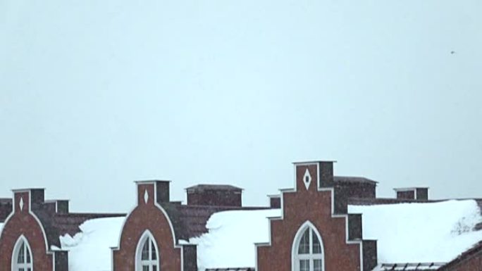垂直锅: 雪对红砖联排别墅超级慢动作视频