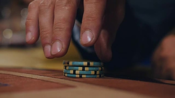 男子在扑克中签出他的卡