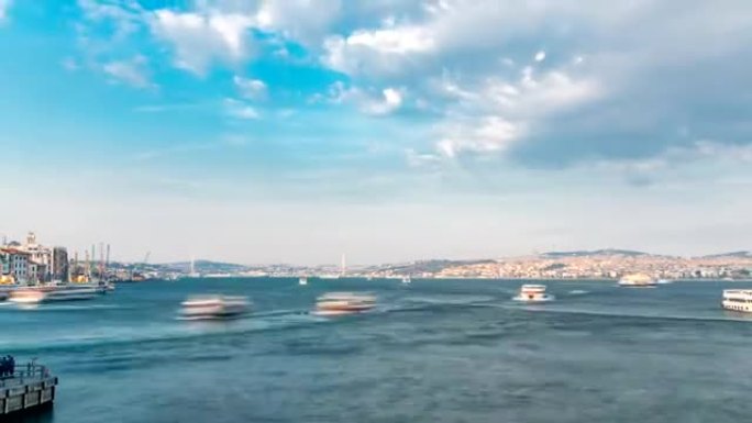从土耳其伊斯坦布尔的加拉塔大桥看博斯普鲁斯海峡的旅游船和摩天轮交通