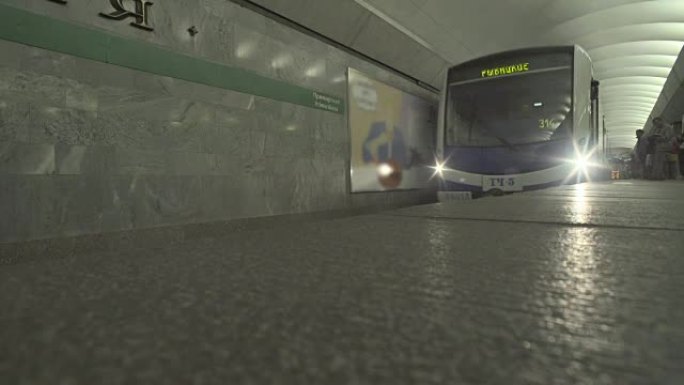 地铁列车从隧道中出现