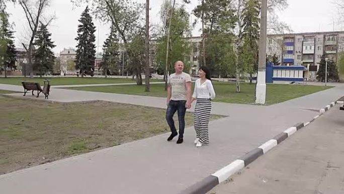 恋爱中的幸福夫妇在公园散步