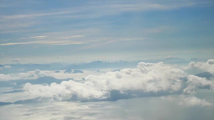 飞机的视野。飞机在云层中飞行。空中旅行概念。