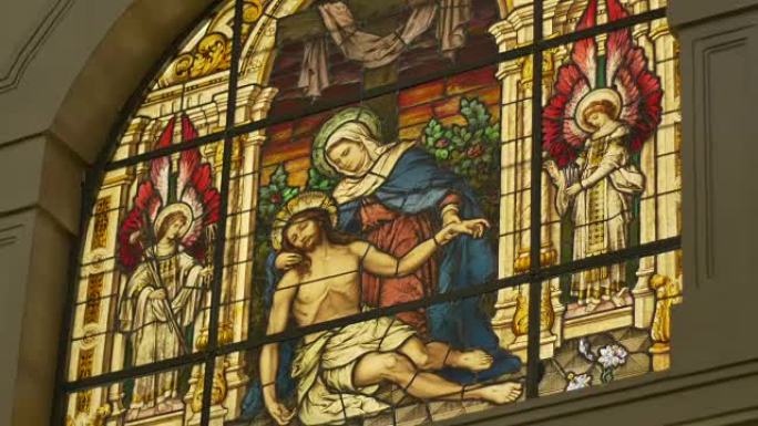 绘有耶稣和圣玛丽的彩色玻璃