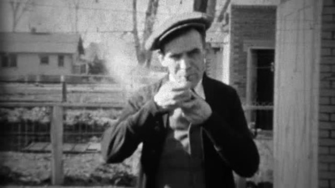 1934: 男人吸烟烟斗外面的房子原来向后玩艺术。