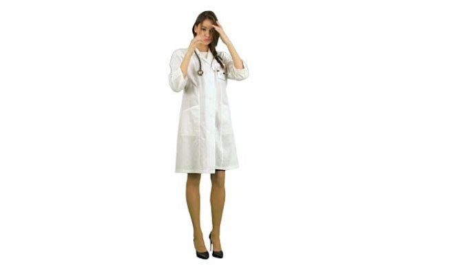 年轻漂亮的护士在白色背景上与听诊器合影