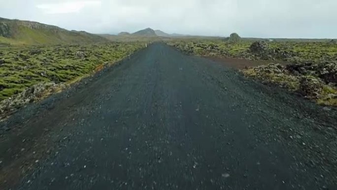 秋天，雨天，穿过冰岛被苔藓覆盖的老熔岩田地的土路