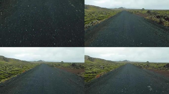秋天，雨天，穿过冰岛被苔藓覆盖的老熔岩田地的土路