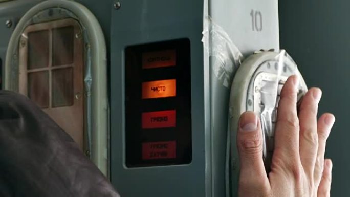 手的辐射计污染。在切尔诺贝利地区，一名男子将手靠在一个特殊的设备上，以检查它们是否受到污染。2017