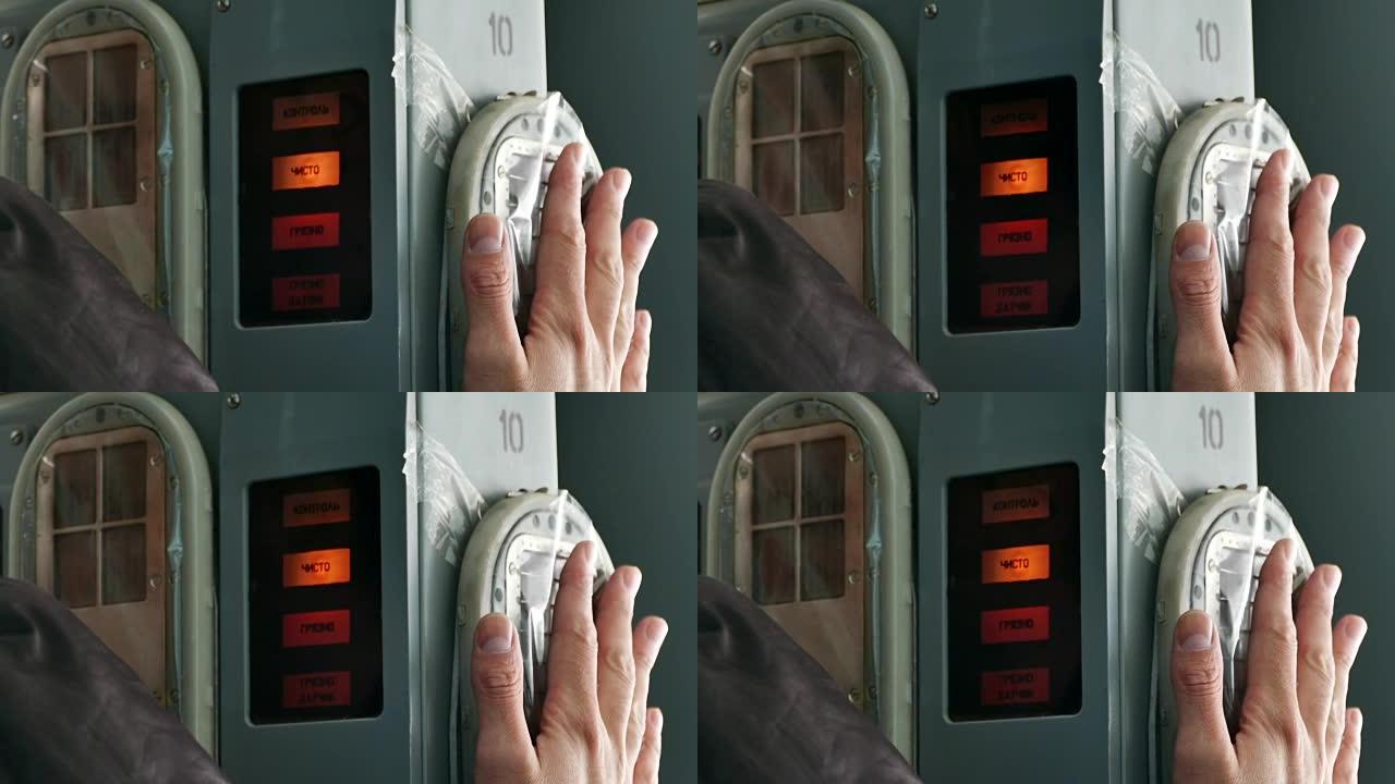 手的辐射计污染。在切尔诺贝利地区，一名男子将手靠在一个特殊的设备上，以检查它们是否受到污染。2017