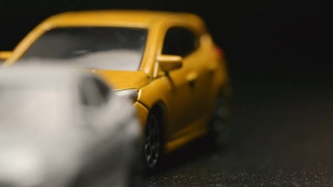 事故: 玩具模型车撞到白色玩具车-前视图 (慢动作)