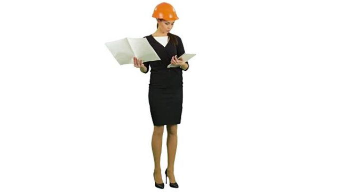 戴着头盔的女建筑工程师拿着蓝图，在白色背景上使用平板电脑