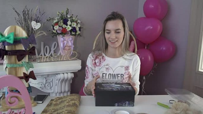 女孩在婚礼沙龙里微笑着拉直头发