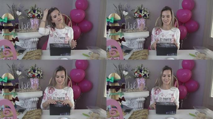 女孩在婚礼沙龙里微笑着拉直头发