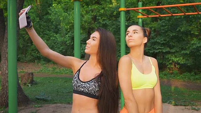 两个女孩做快乐健身自拍。体育人物和好心情