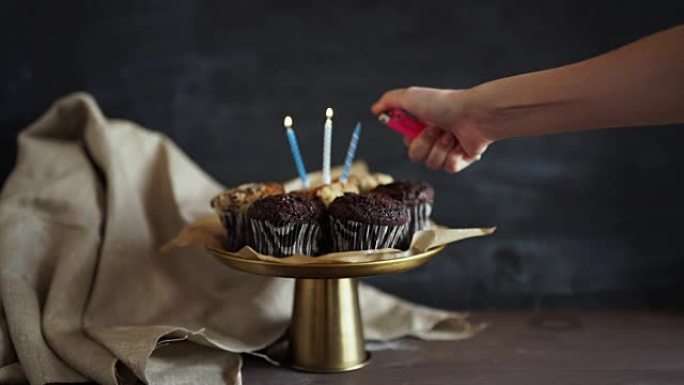 灰色背景上的美味生日蛋糕蜡烛