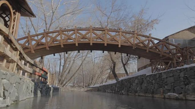 公园小溪上的木桥