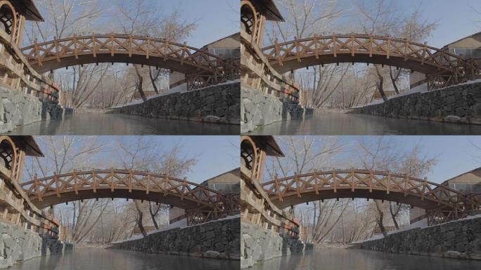 公园小溪上的木桥