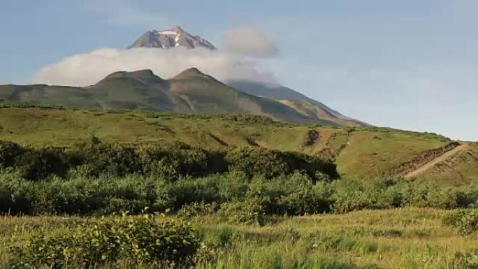 Vilyuchinsky火山周围的云层运动