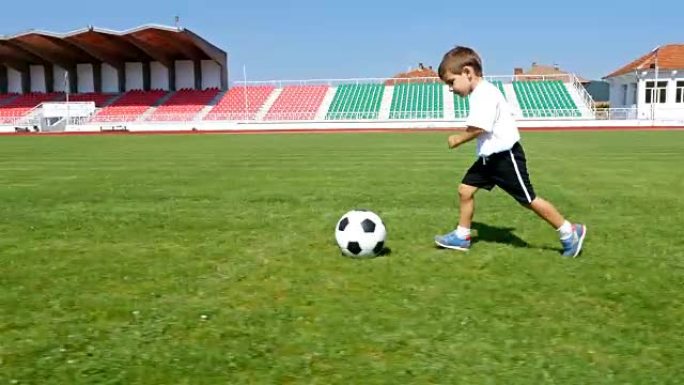 跟踪一个3岁小男孩在足球场进球的摄像机
