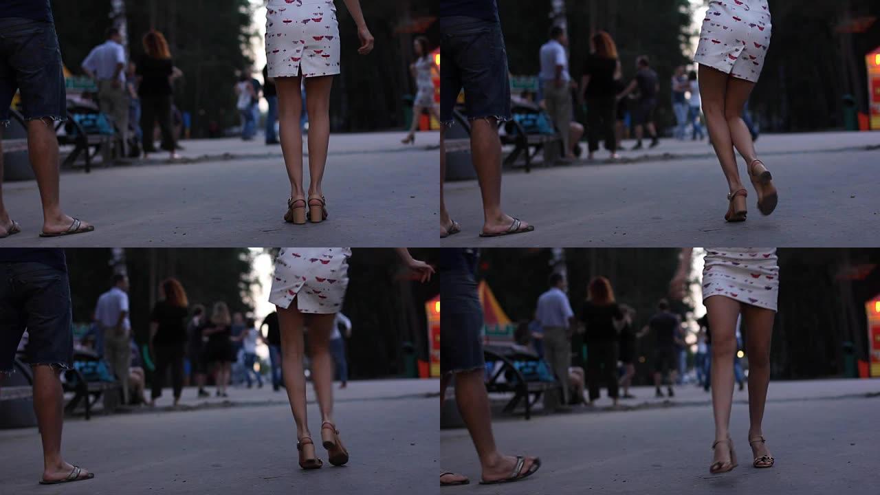 女性双腿跳舞萨尔萨舞。人们在晚上的城市公园跳舞。性感萨尔萨舞运动。选择性聚焦。