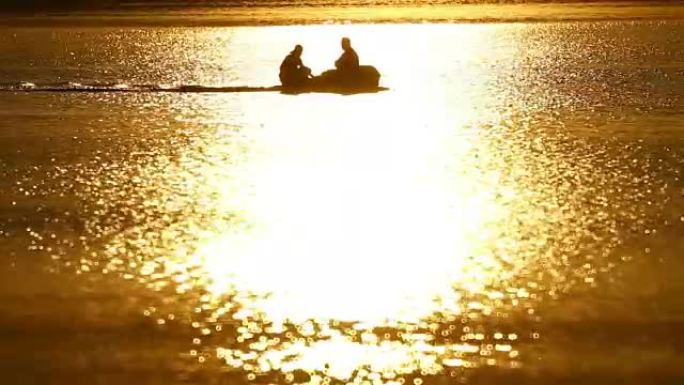 日落时的渔船