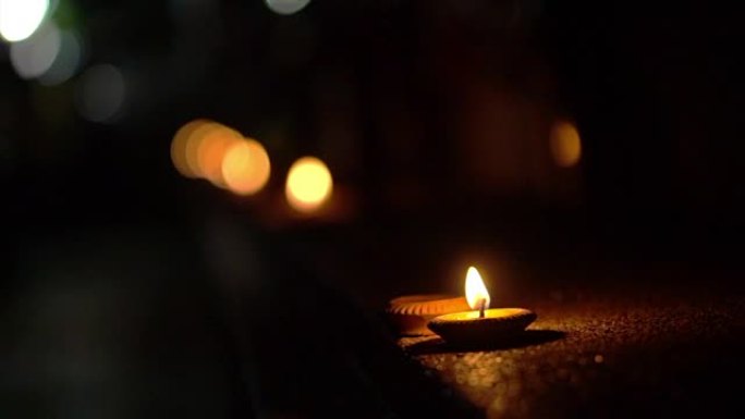晚上点燃蜡烛，以在泰国Loi kathong节上向河女神致敬。