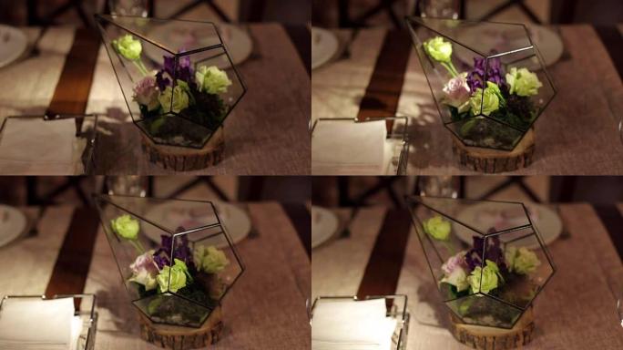 餐厅婚礼装饰中的花卉。