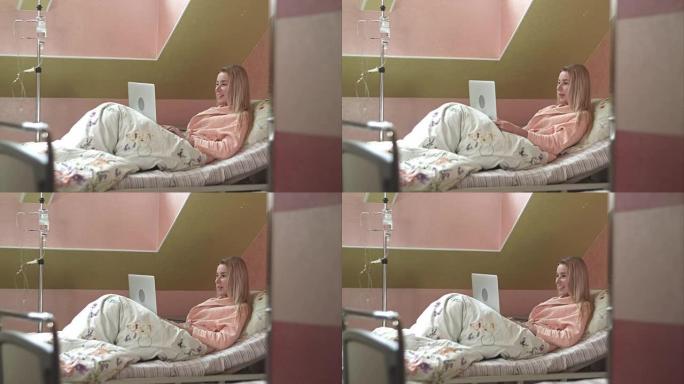 使用笔记本电脑在医院病床上进行视频聊天的年轻女子