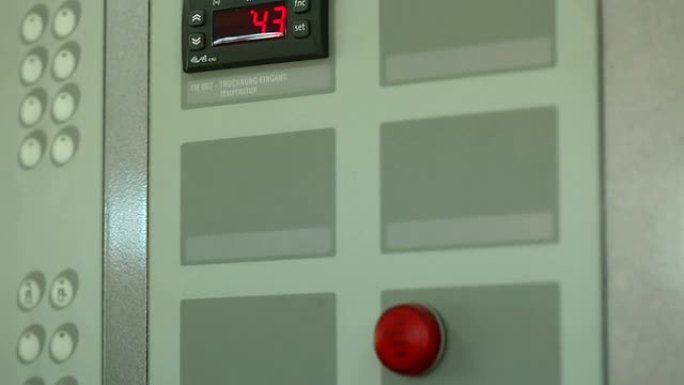 控制面板上的红色按钮和指示器