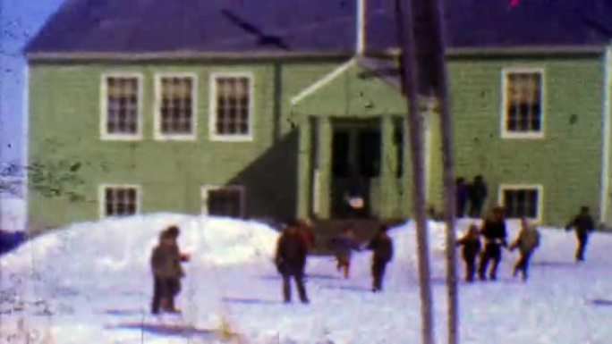 1957: 一间教室的孩子们在冬天外面玩寒冷的晴天。