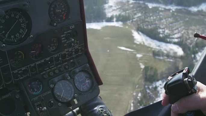 查看直升机的控制系统飞行员保持杆。驾驶舱的摄像头。森林之上。一些雪