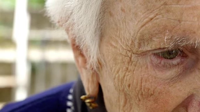 祖母的肖像聚焦在她的眼睛上; 皱纹，退休，老人