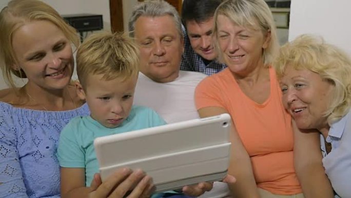 大家庭在触摸板上观看视频