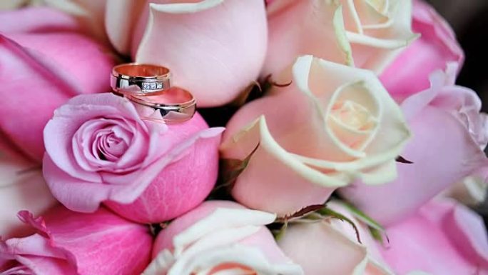 新娘花束上的两枚金戒指