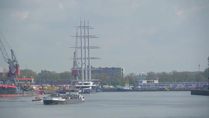 鹿特丹海上的白色帆船