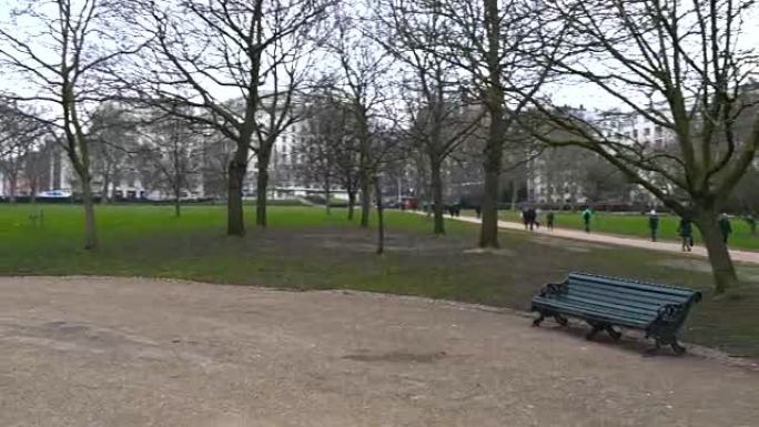 人们在伦敦的绿色公园散步