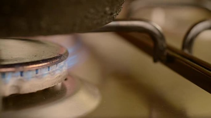 厨房房间里肮脏的煤气炉燃烧器。