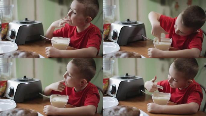 一个小男孩用手指吃奶油。