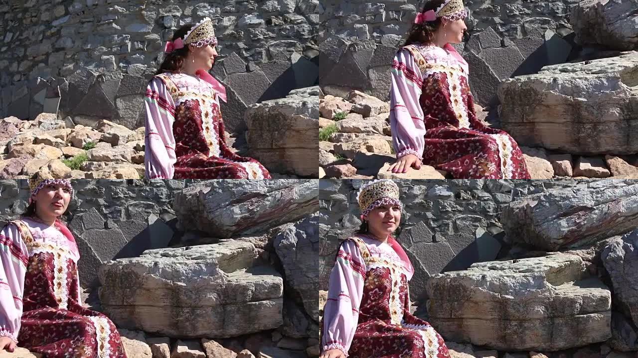 坐在岩石上的女孩，俄罗斯民间服装