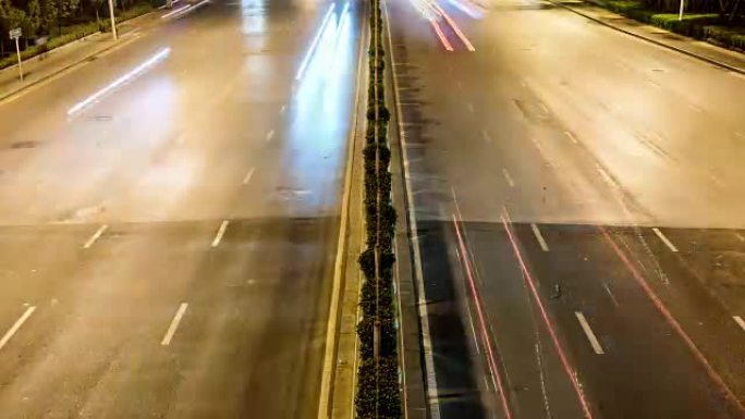 繁忙的高速公路上的延时夜间运动灯光步道