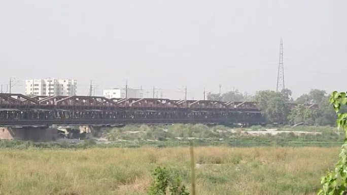 德里铁桥