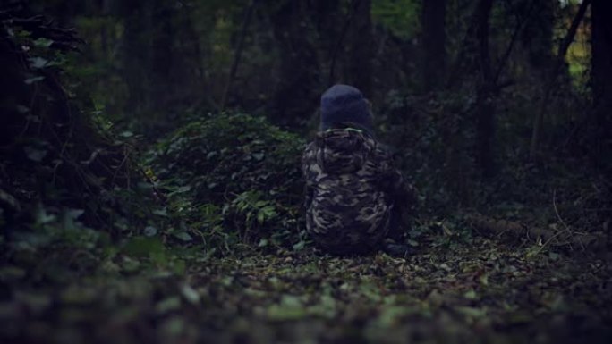 4k户外树林拍摄在森林中迷路的孩子