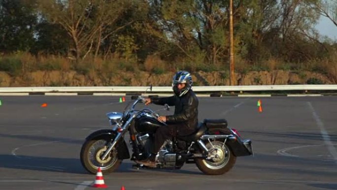 摩托车手驾驶课程Moto Gymkhana