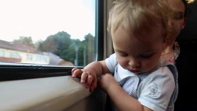 婴儿乘火车旅行。婴儿将物体掉落到地面