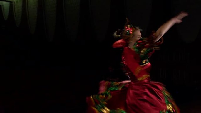 女孩在舞台上跳舞斯拉夫民族舞蹈。