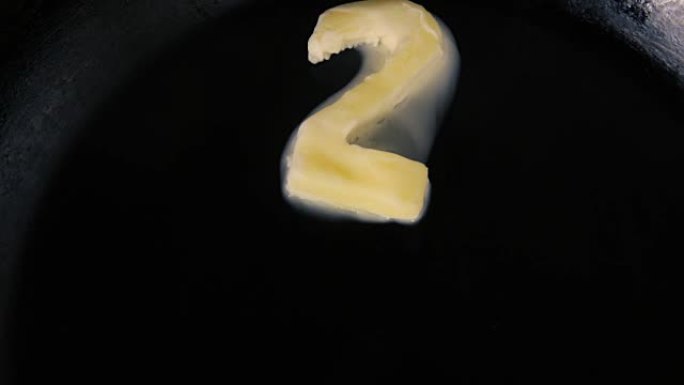 二号黄油在热锅上融化-特写顶视图