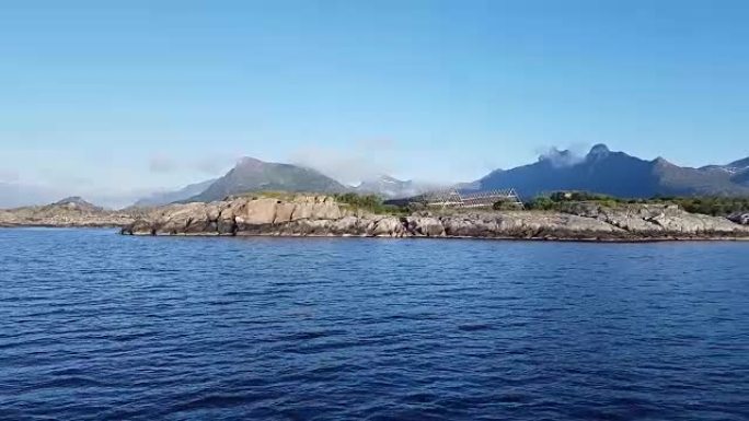 从沿着罗弗滕群岛海岸航行的游艇上看到，带有用于干燥codfish的金字塔