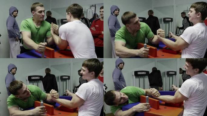 男子在健身房练习手臂摔跤