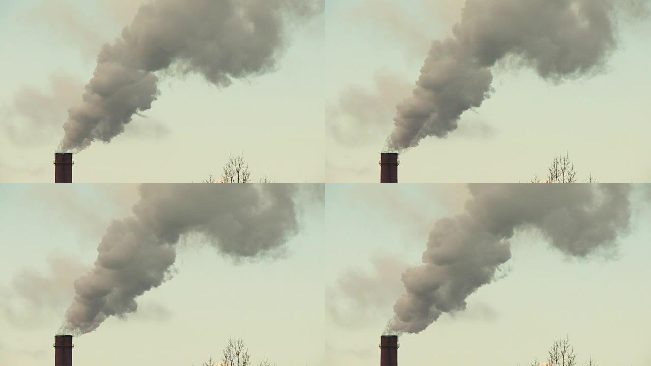 工厂烟囱冒出的烟雾污染了空气